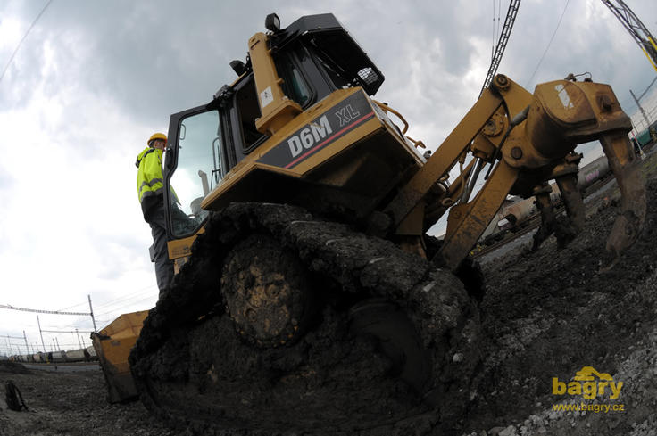 Pásový dozer Caterpillar D6M XL firmy Maléř group zemní práce