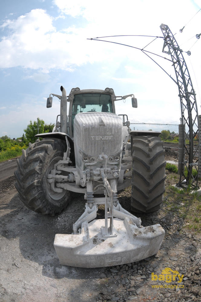 Traktor Fendt se stabilizační frézou
