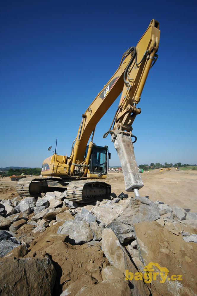 Pásové rypadlo Caterpillar 325D L s kladivem firmy PSJ servis