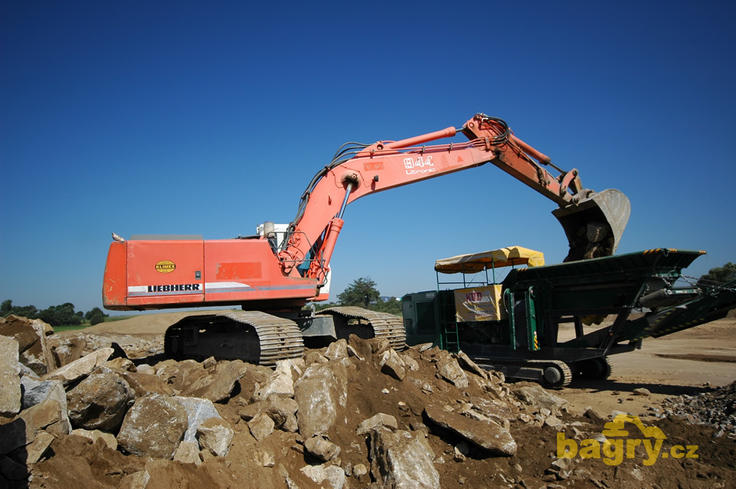 Pásové rypadlo Liebherr R 944 Litronic nakládá drticí linku Resta