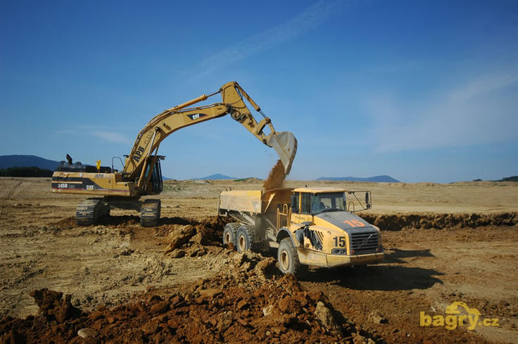 Pásové rypadlo Caterpillar 345B LME nakládá Volvo A35D