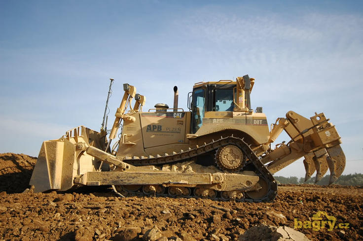 ...pásovému dozeru Caterpillar D8T