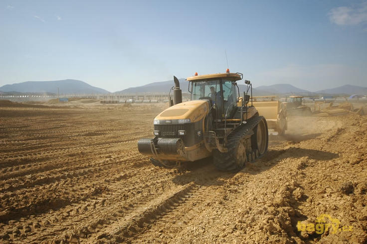 Pásový traktor Challenger MT875B se skrejprem Reynolds 17E10.5