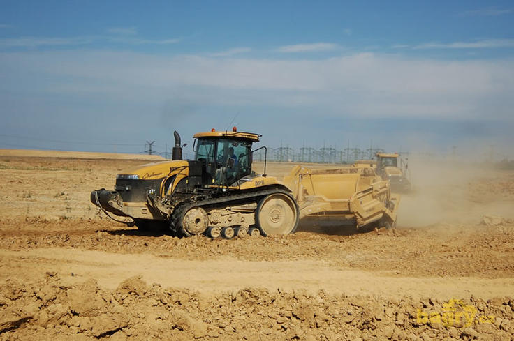 Pásový traktor Challenger MT875B se skrejprem Reynolds 17E10.5