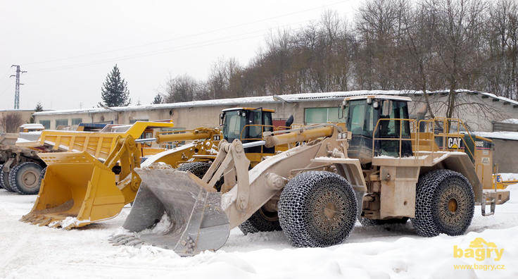 Dvě generace nakladačů Caterpillar, v popředí starší 988G, za ním nový 988H