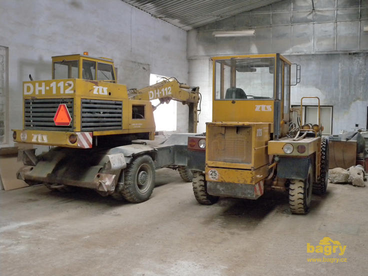 Kolové rypadlo DH 112 (1989) a nakladač UN 053.2 (1980)