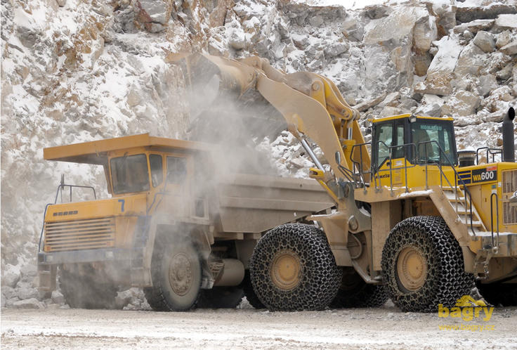 Kolový nakladač Komatsu WA 600 nakládá dempr Belaz 7540