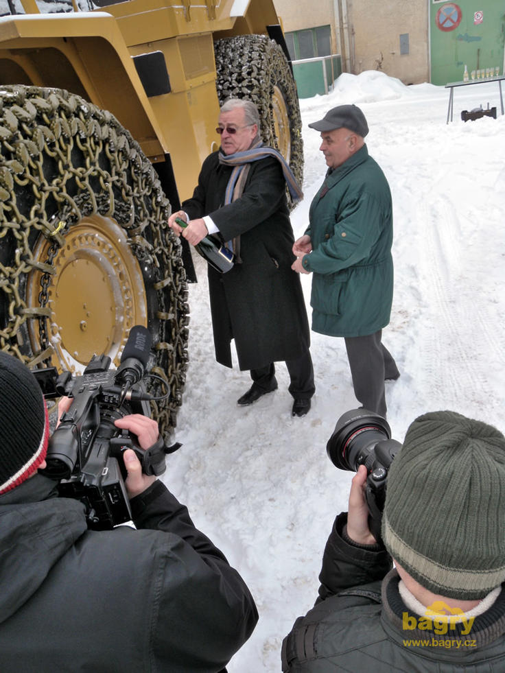 Křest nového nakladače Caterpillar 988H šampaňským