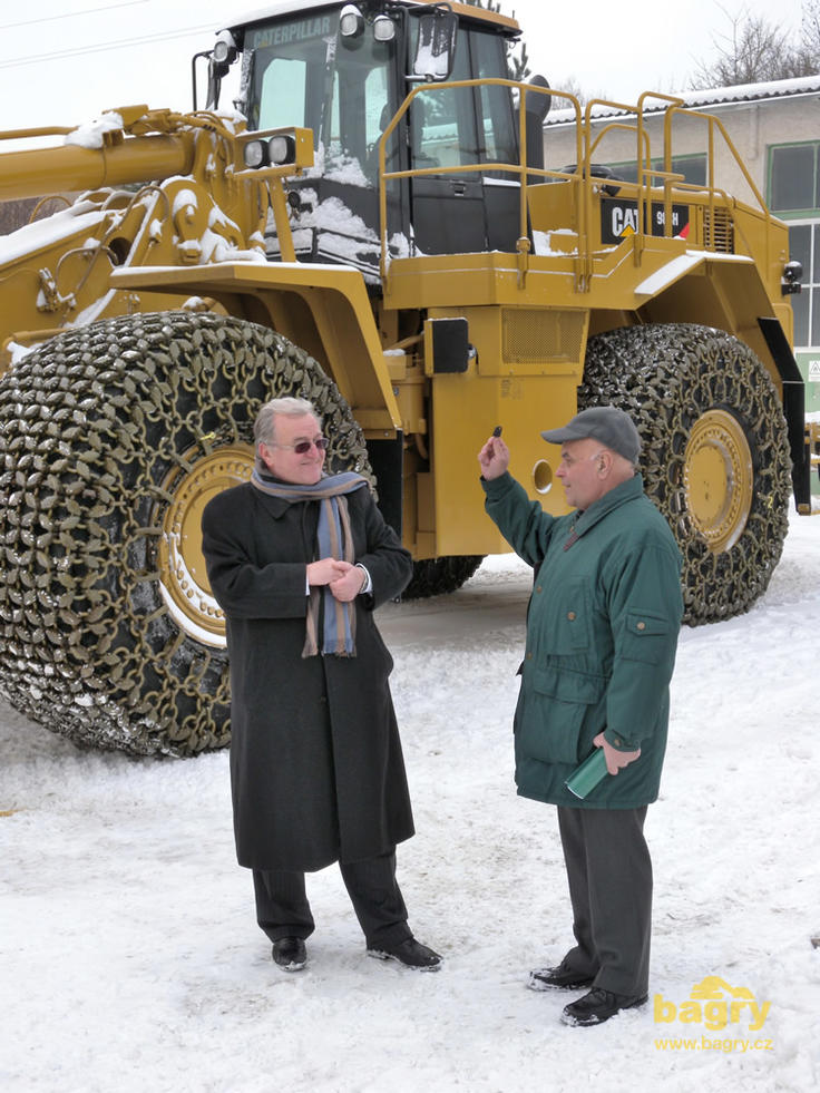 Předávání klíče k novému nakladači Caterpillar 988H