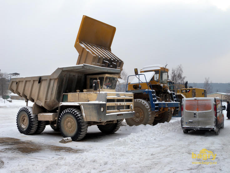 Řada demprů Belaz, v popředí typ 740