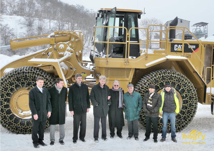 Skupinové foto k předání nového nakladače Caterpillar 988H
