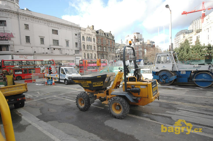Kloubový dempr Barford firmy O'Conell Plant Group na Road Charing