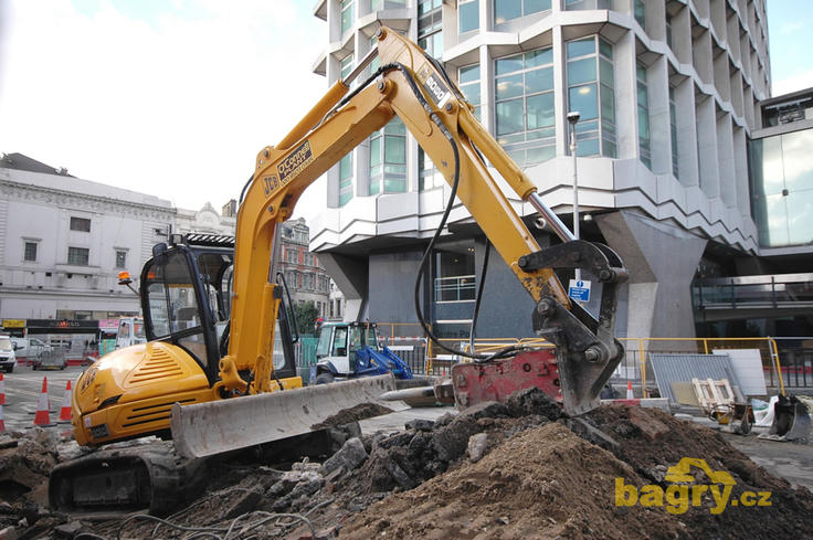 Midirypadlo JCB 8060 s kladivem firmy O'Conell Plant Group na Road Charing
