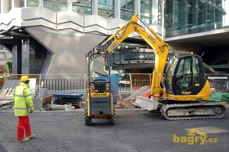 Midirypadlo JCB 8080 nakládá na Road Charing dempr Terex, obojí  firmy O'Conell Plant Group