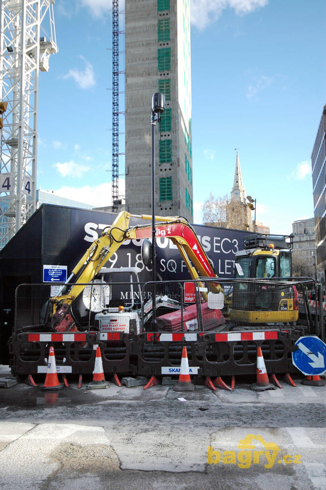 Minirypadlo Takeuchi TB 016 firmy M&B Plant Hire, kompresor Sullair firmy Speedy Hire Centre a midirypadlo Komatsu PC88 MR firmy Dig 1