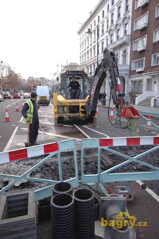Rypadlonakladač Volvo BL 71 Plus s kladivem firmy L. Lynch na Cromwell Road