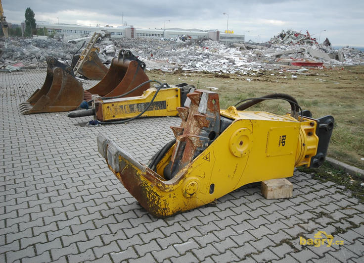 Drtič Atlas Copco BP1900R, kladivo Atlas Copco MB1700 a lžíce připravené pro výměnu