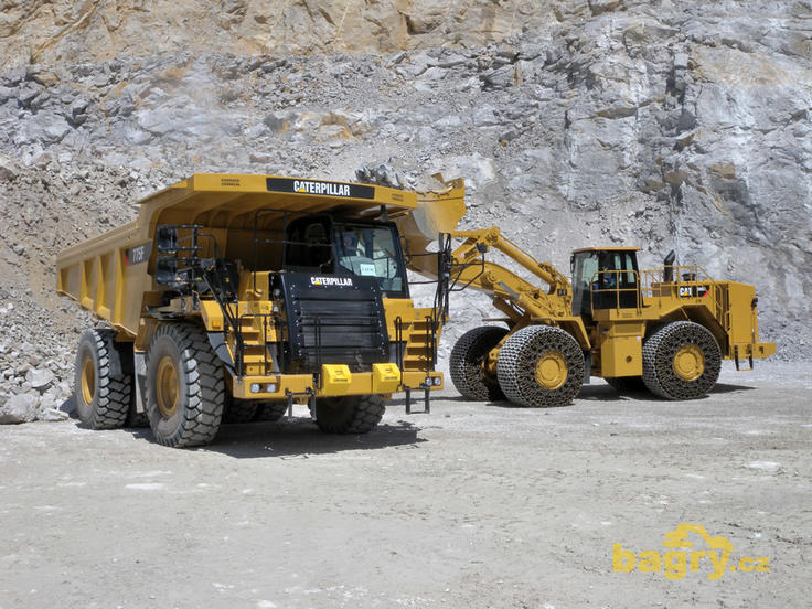 Kolový nakladač Caterpillar 988H nakládá damper 775F