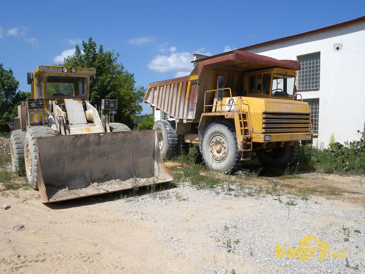 Kolový nakladač KNB 250 a dumper Belaz 7548