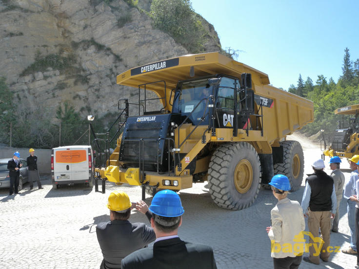 Slavnostní výjezd jednoho z damperů Caterpillar 775F