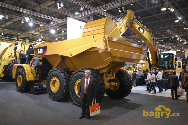 Kloubový dempr Caterpillar 740 a pásové rypadlo Caterpillar 345D L