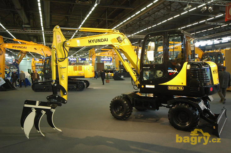 Kolové midirypadlo Hyundai Robex 55W-7A se lžící pro výkopy rýh Klac Marguerite Model E
