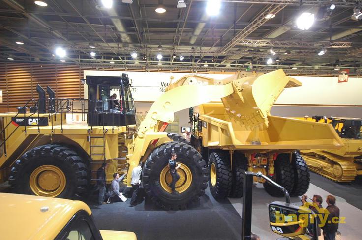 Kolový nakladač Caterpillar 990H a pevný dempr Caterpillar 772