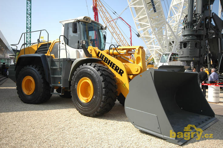Kolový nakladač Liebherr L 566 2plus2