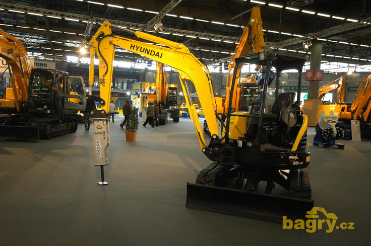 Pásové minirypadlo Hyundai Robex 35Z-7A s kladivem Daemo DMB30