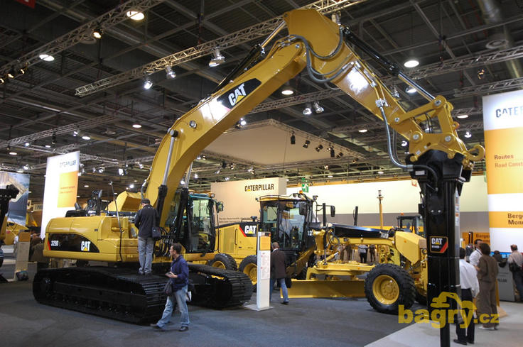 Pásové rypadlo Caterpillar 329D s kladivem H140D S