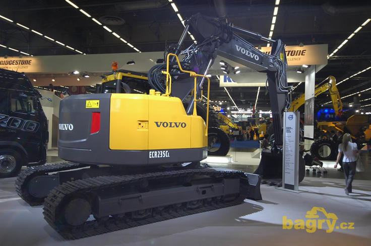 Pásové rypadlo Volvo ECR235C L
