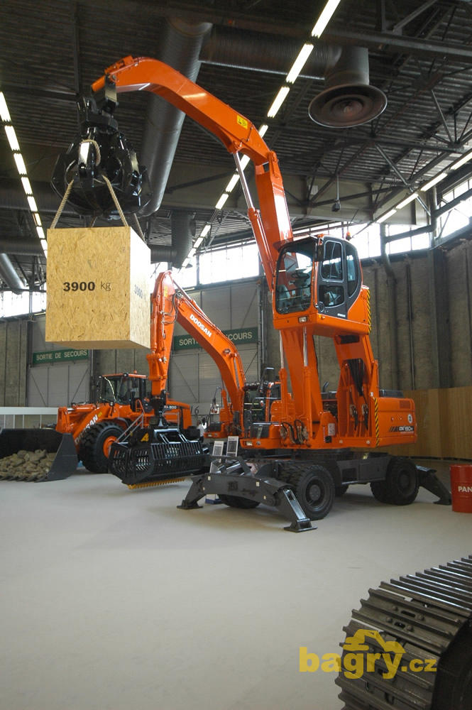 Překládkové rypadlo Doosan DX190W MH