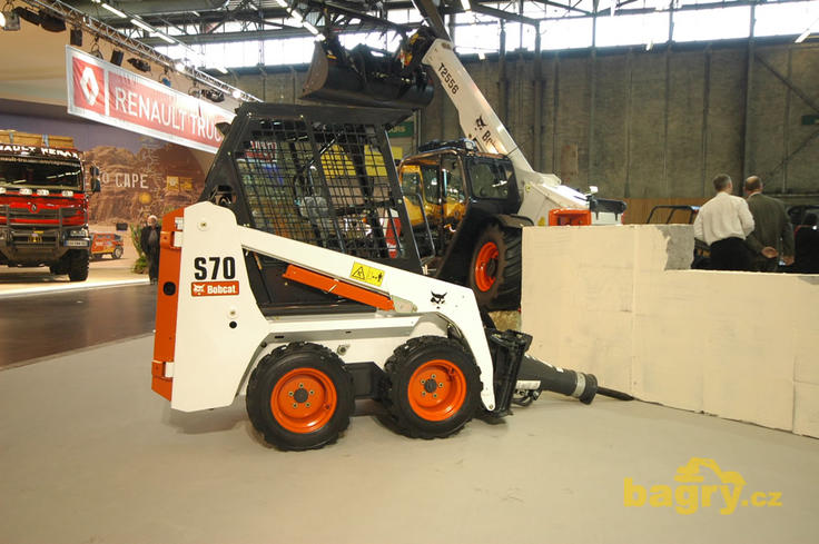 Smykem řízený nakladač Bobcat S70 s kladivem HB680