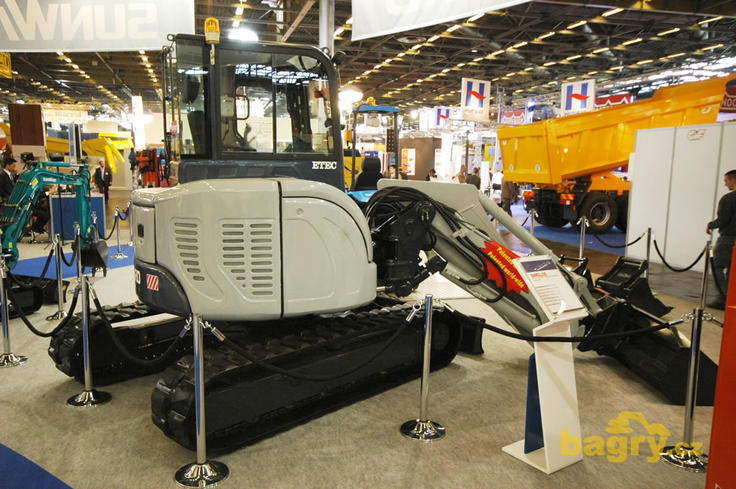 Víceúčelový pásový stroj Sunward Etec SWEL 55 prototyp