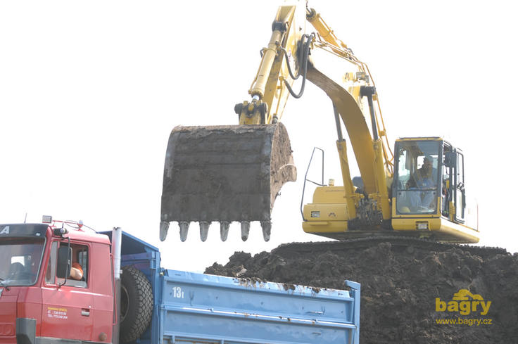Pásové rypadlo Komatsu PC340LC firmy Alpine stavební CZ nakládá tatru firmy Vlastislav Spáčil