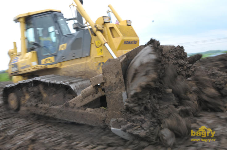 Pásový dozer Komatsu D65EX firmy Alpine stavební CZ vysvobozený z bahna