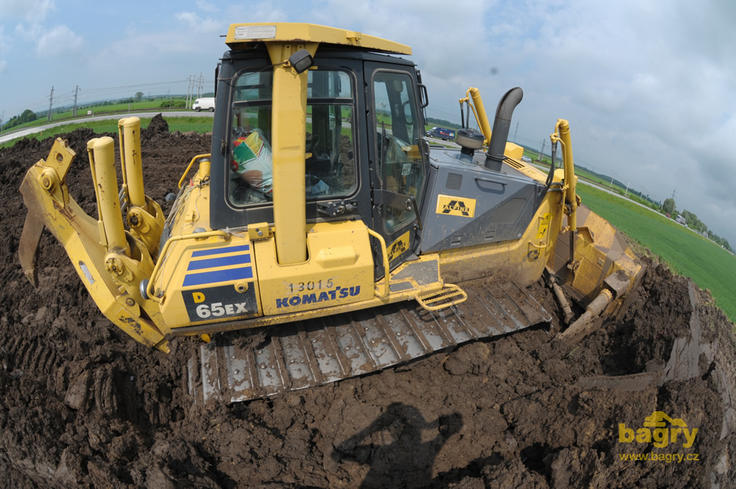 Zapadený pásový dozer Komatsu D65EX firmy Alpine stavební CZ
