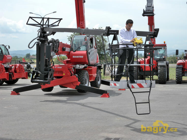 Otočný teleskopický manipulátor Manitou MRT 2150 s 3D systémem