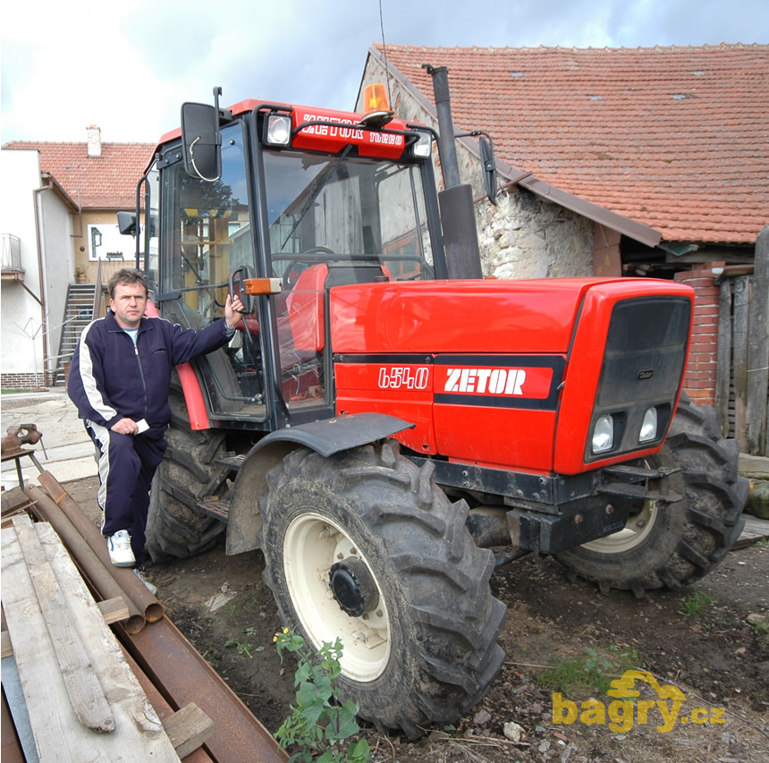 Majitel firmy Petr Borek u traktoru Zetor 6540