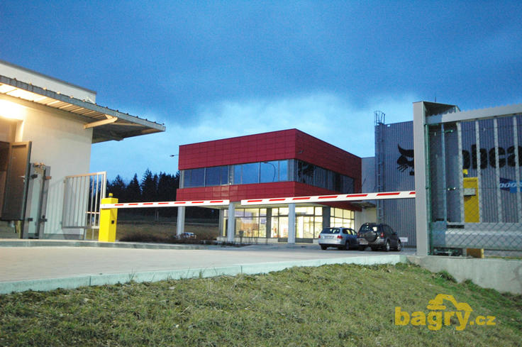 V této budově sídlí skupina historických strojů