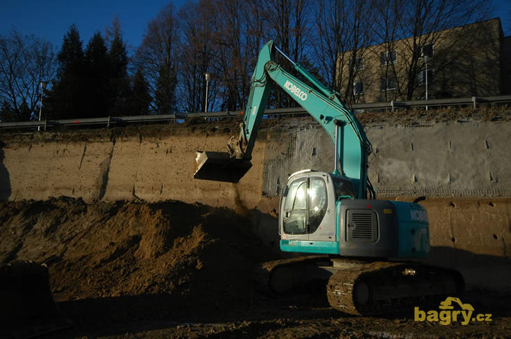 Pásové rypadlo Kobelco 235SR firmy Terrabau