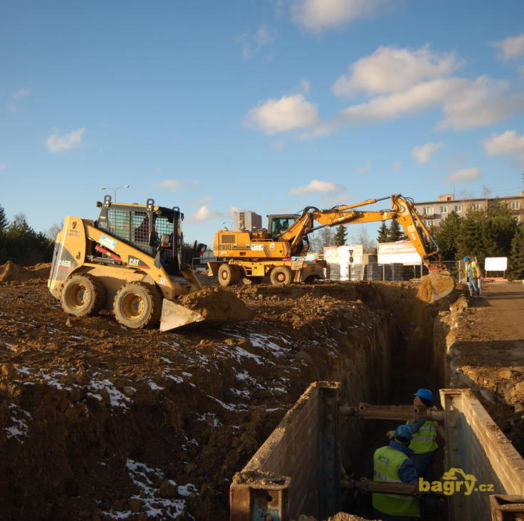Smykem řízený nakladač Caterpillar 246B a kolové rypadlo Case 1188 firmy Přemysl Veselý