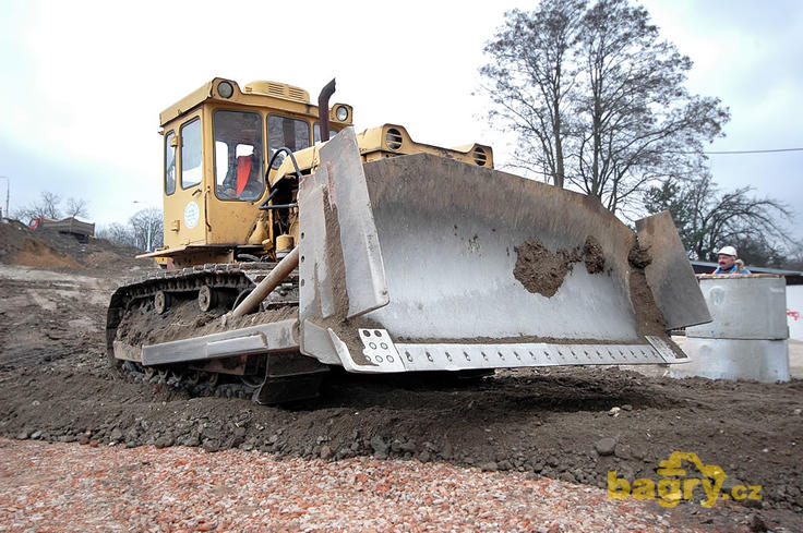 Dozer na pásovém traktoru T-170 firmy Ekos Praha