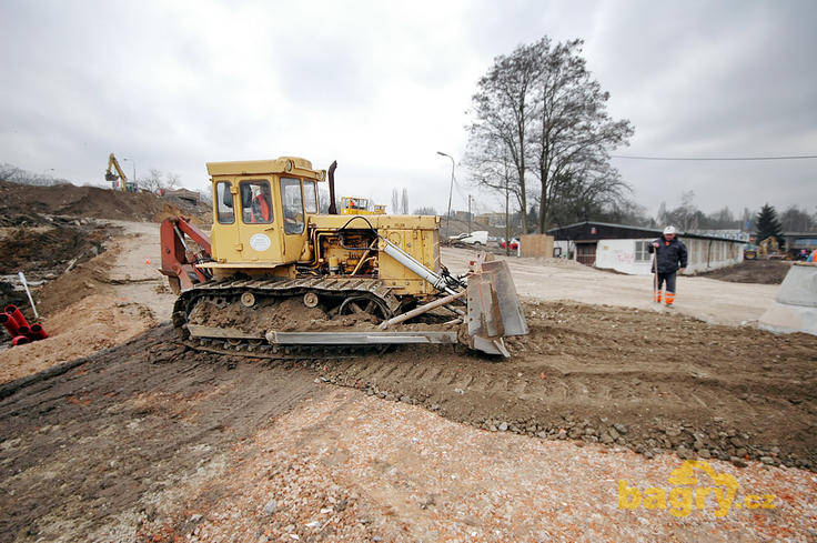 Dozer na pásovém traktoru T-170 firmy Ekos Praha
