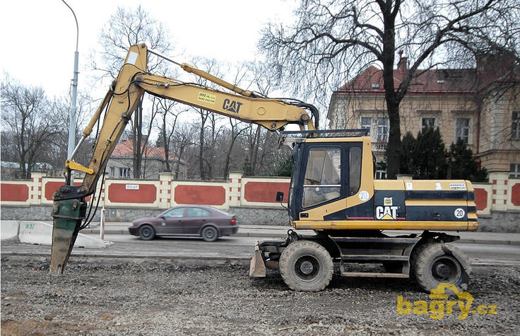 Kolové rypadlo Caterpillar M318 firmy Ikoz CZ s kladivem