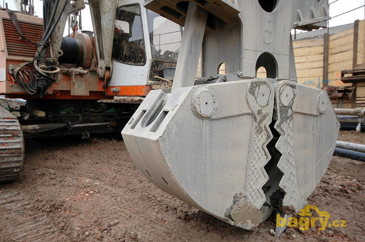 Lanové rypadlo Liebherr HS 843 HD Litronic firmy Zakládání staveb - detail drapáku
