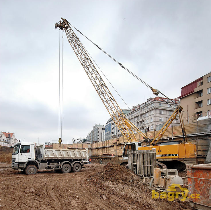 Lanové rypadlo Liebherr HS 845 HD firmy Zakládání staveb
