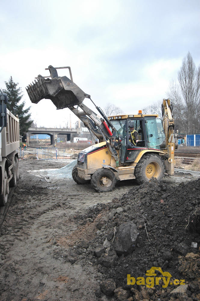 Rypadlonakladač Caterpillar 428D společnosti Firma Wenzl