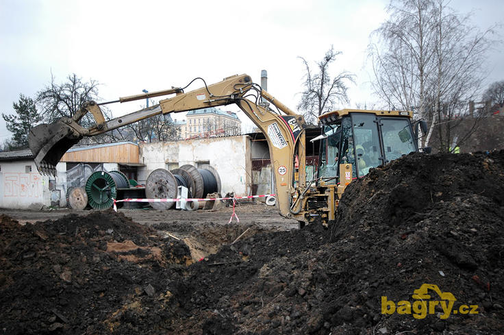 Rypadlonakladač Caterpillar 428D společnosti Firma Wenzl