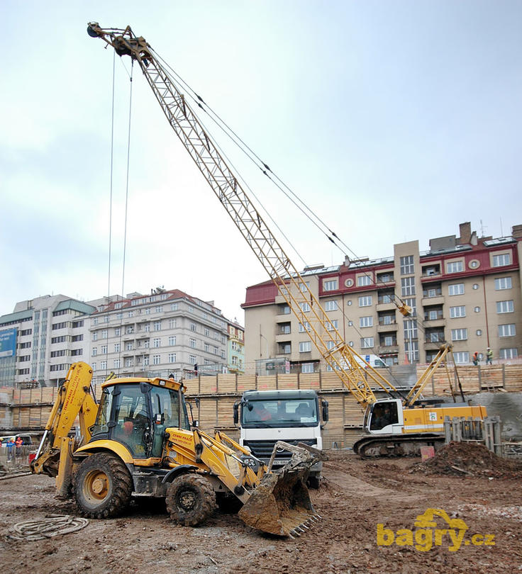 Rypadlonakladač JCB 3CX firmy Veto-stav a lanové rypadlo Liebherr HS 845 HD firmy Zakládání staveb